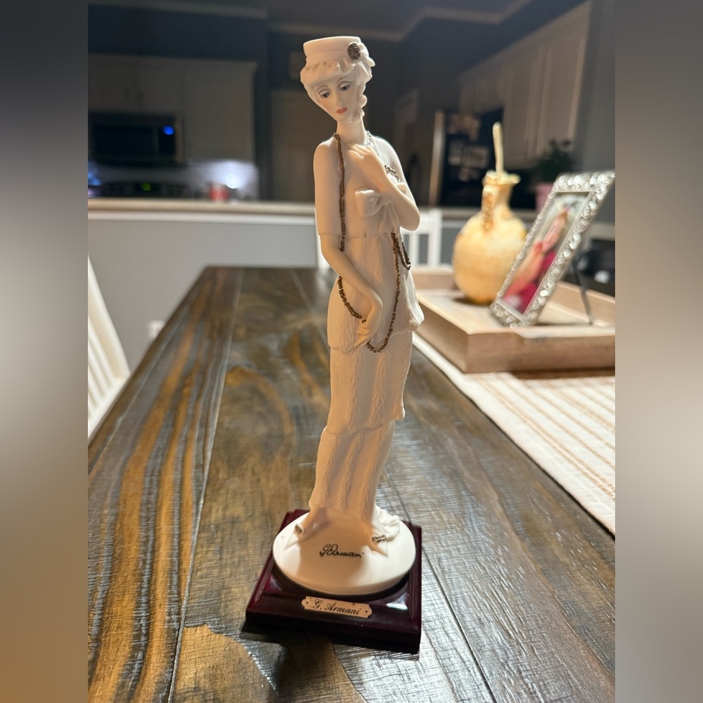 Original Giuseppe Armani Figurine, Elegant Lady with Necklace